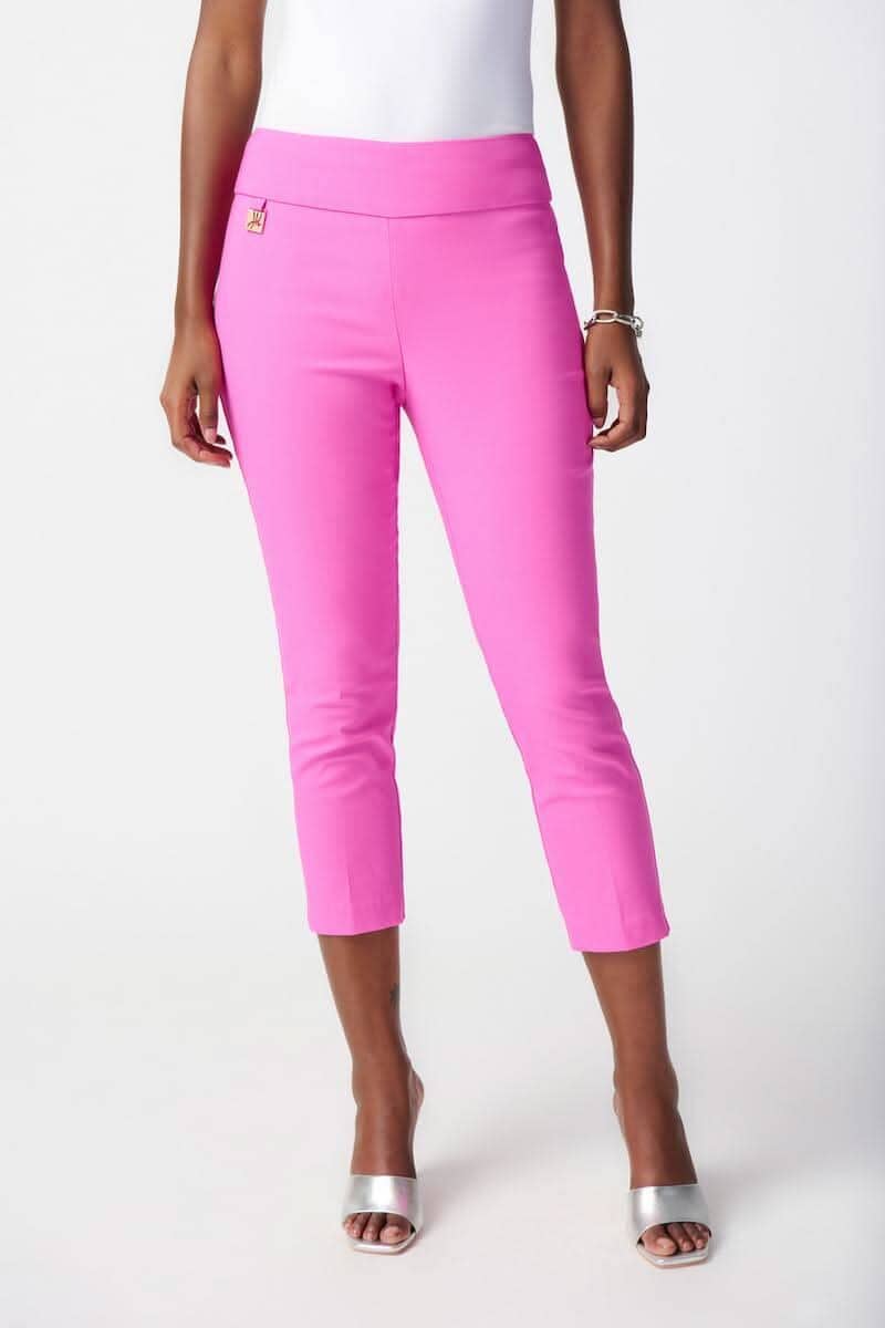 Pantalon habillé 7/8 rose ajusté avec pendentif logo Joseph Ribkoff, parfait pour le bureau ou des événements spéciaux.