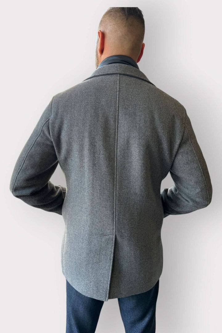 Manteau caban doublé en gris vu de dos, avec col à encoches et design élégant.