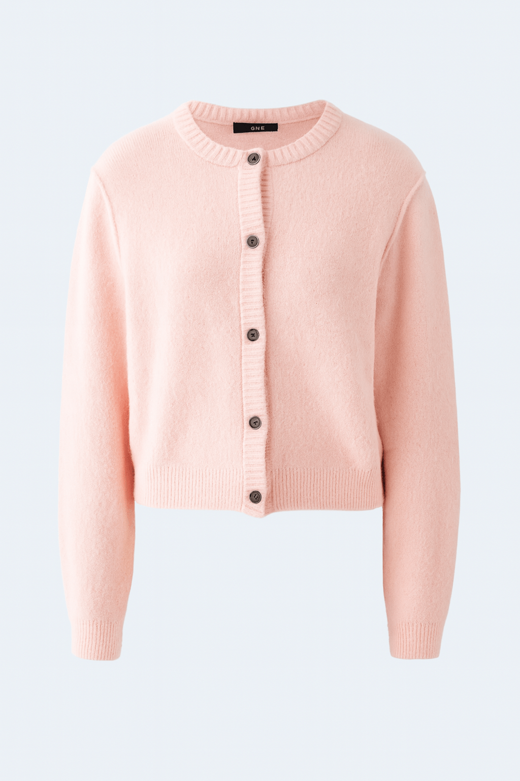 Cardigan doux à col rond rose pâle avec boutons en avant, texture moelleuse, coupe raccourcie et détails côtelés élégants.