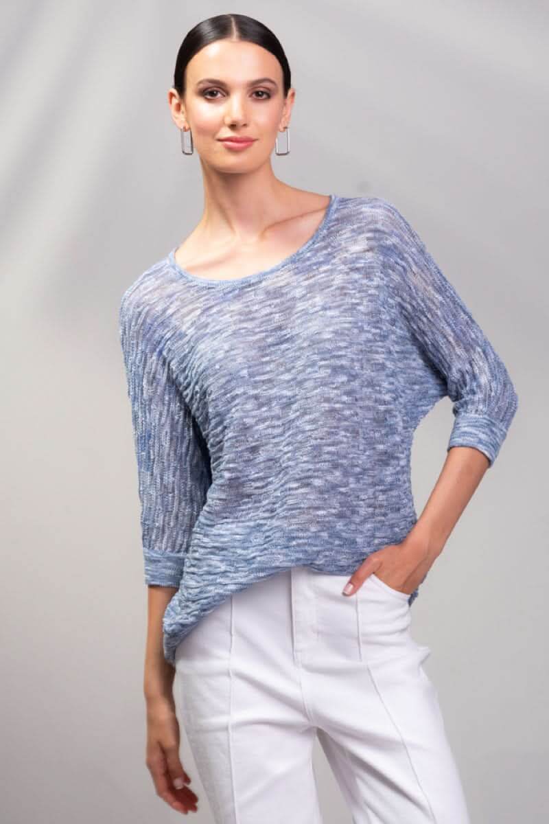 Chandail ample à l'imprimé bleu, coupe décontractée, manches 3/4, mode contemporaine, look artistique.