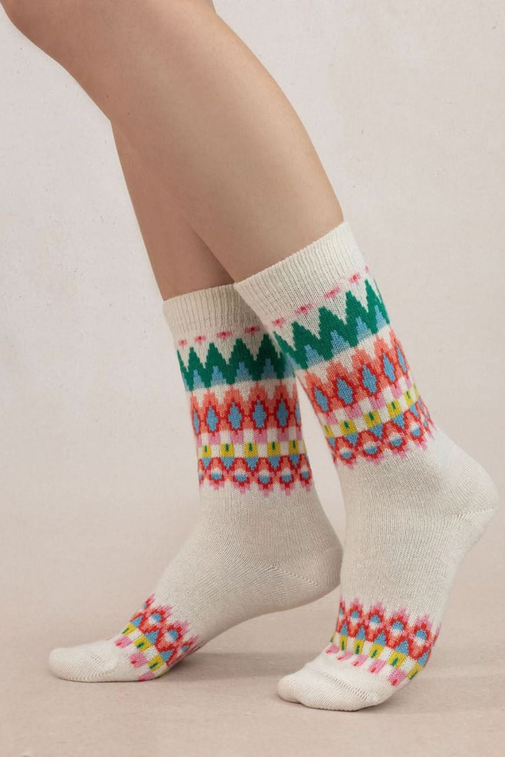Chaussettes en cachemire jacquard avec motifs colorés, douces et chaudes pour un confort optimal.
