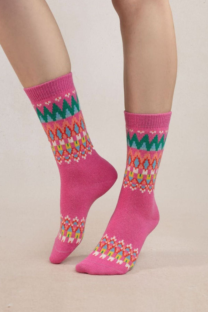 Chaussettes en cachemire jacquard rose avec motifs colorés et bord-côtes confortables.