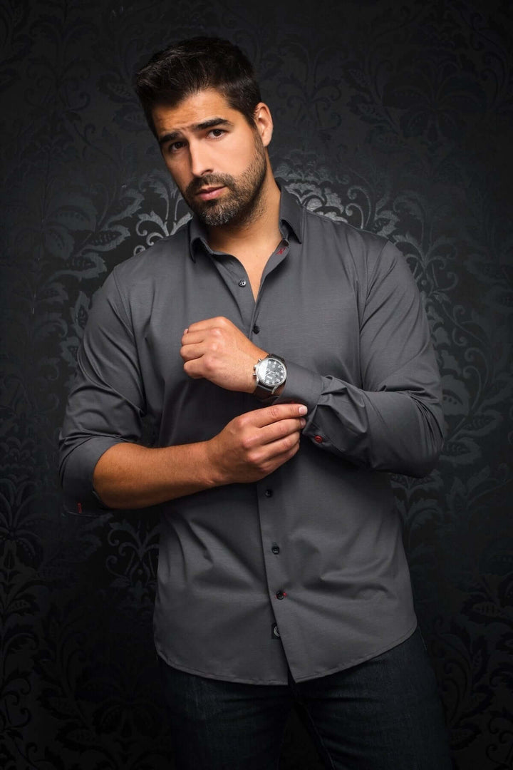 Homme portant une chemise Alexander à manches longues, style contemporain, avec boutons noirs et détails rouges.