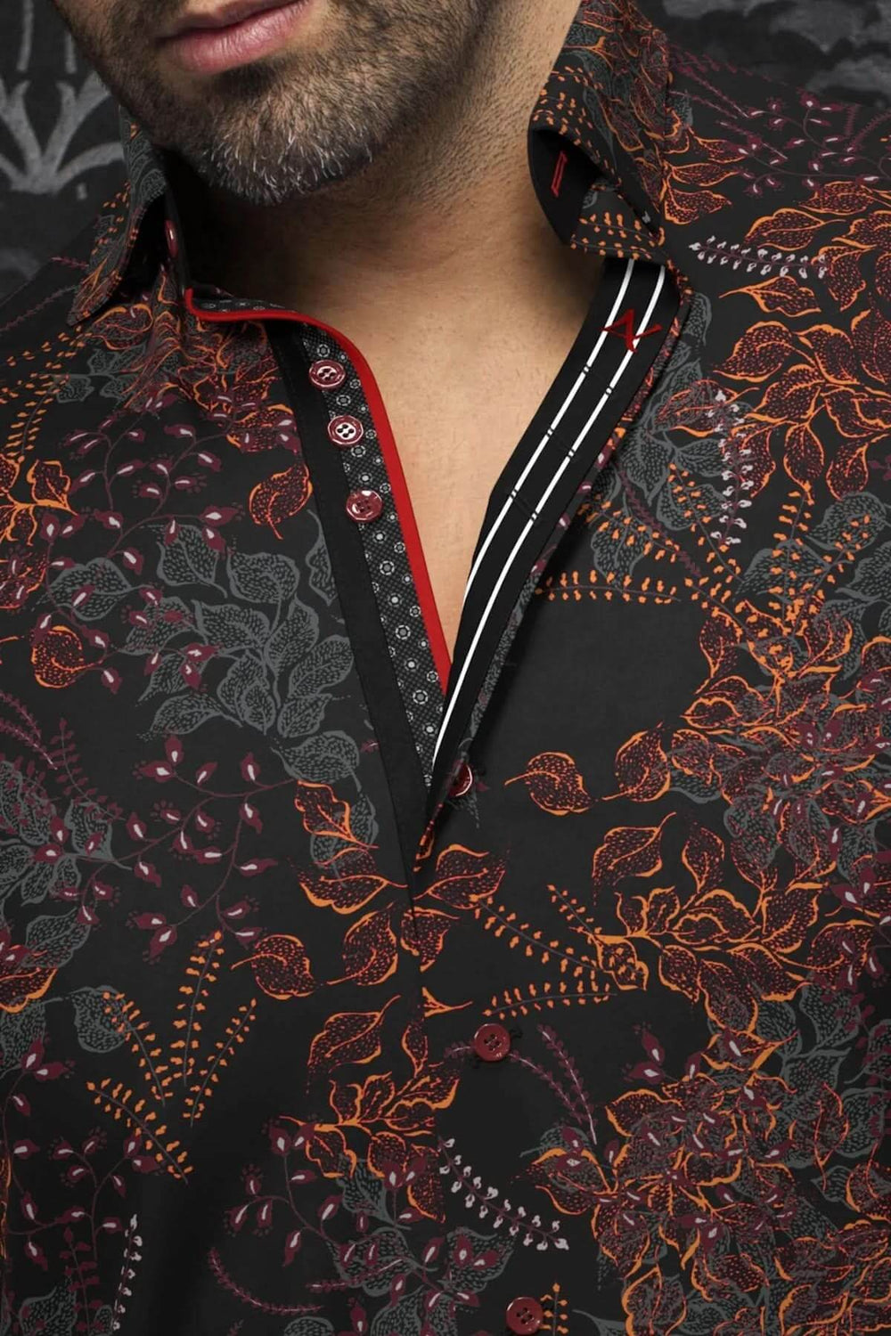 Chemise Beckett pour homme, motifs floraux contrastants sur fond noir, détails en rouge et col chic.