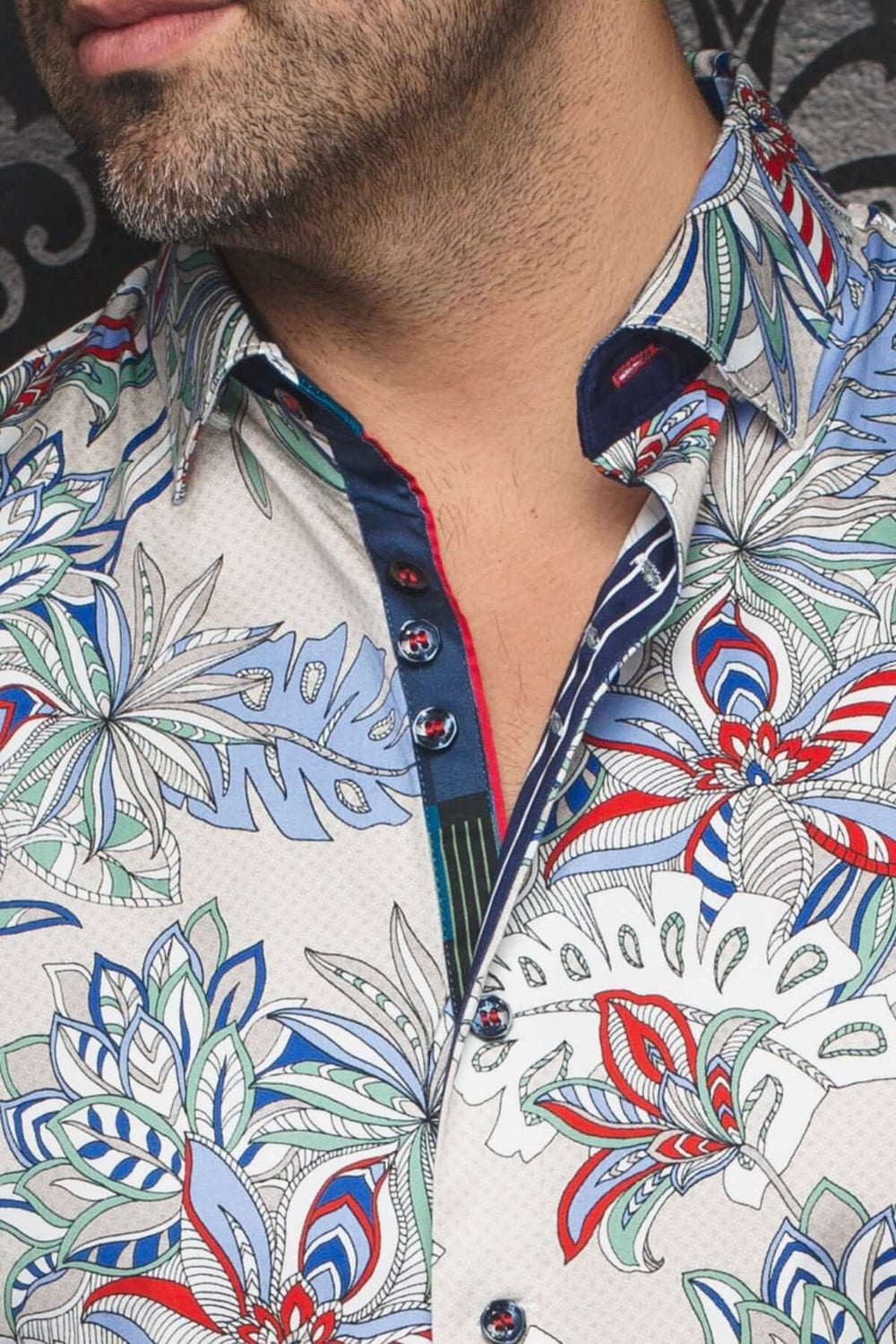 Chemise Corrado à manches courtes au motif floral tropical et col classique, idéale pour soirées animées.