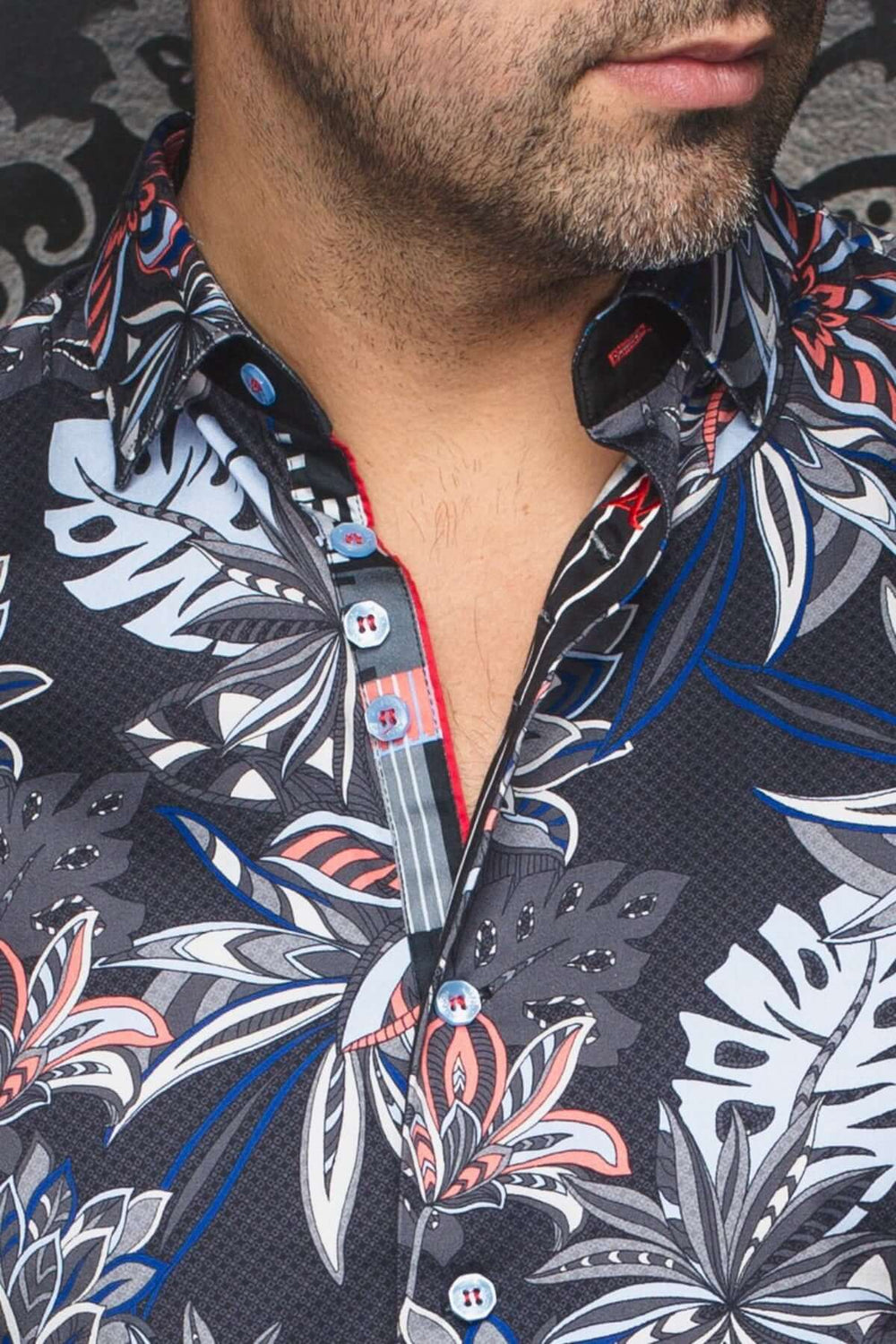 Chemise Corrado à motifs floraux sur fond sombre, col classique et finitions colorées pour un style élégant.