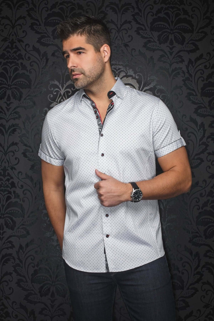 Chemise à manches courtes avec motif discret et boutons contrastants, idéale pour un look estival élégant.