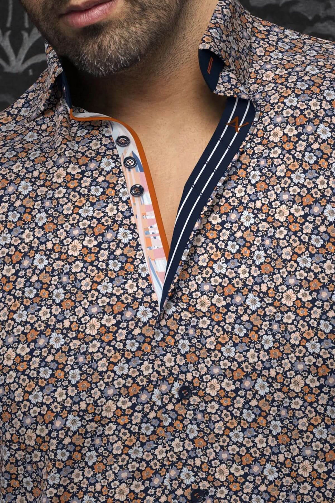 Chemise Haylo avec imprimé micro fleuri et col italien à rayures contrastantes, élégante et stylée.