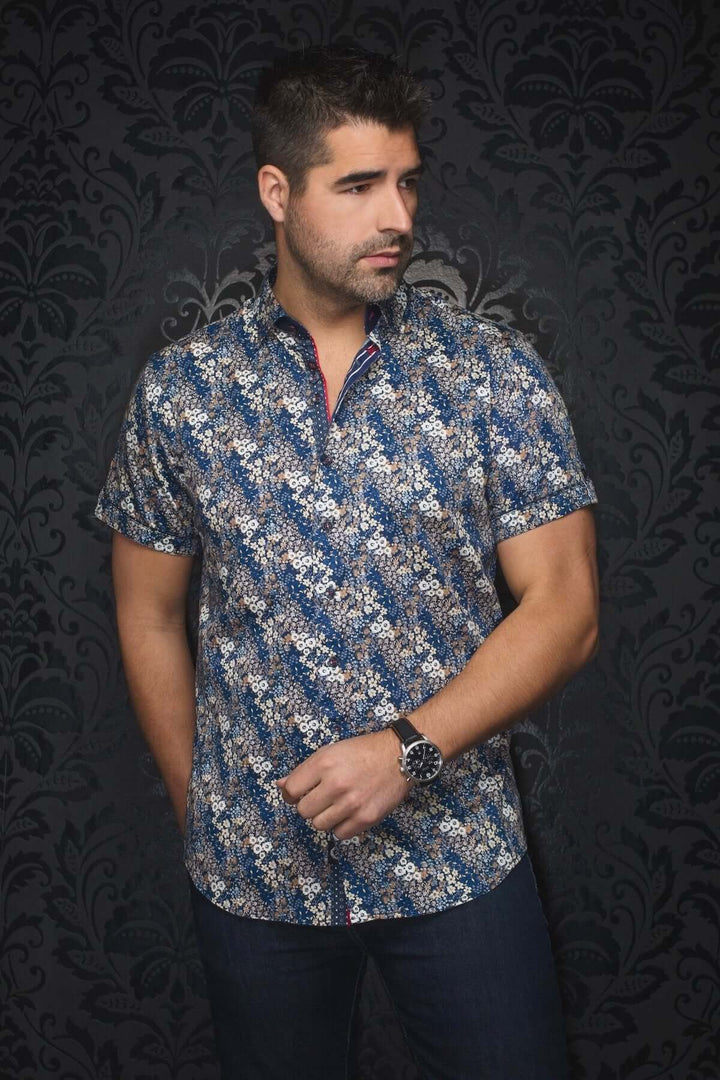 Chemise Morris à manches courtes avec motif floral audacieux, portée par un homme sur fond élégant.