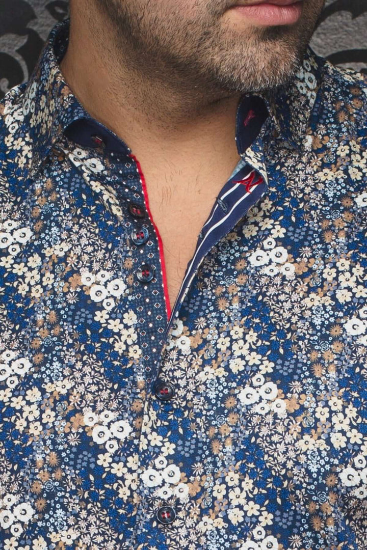 Chemise Morris à manches courtes, motif floral audacieux avec col classique et détails contrastants.