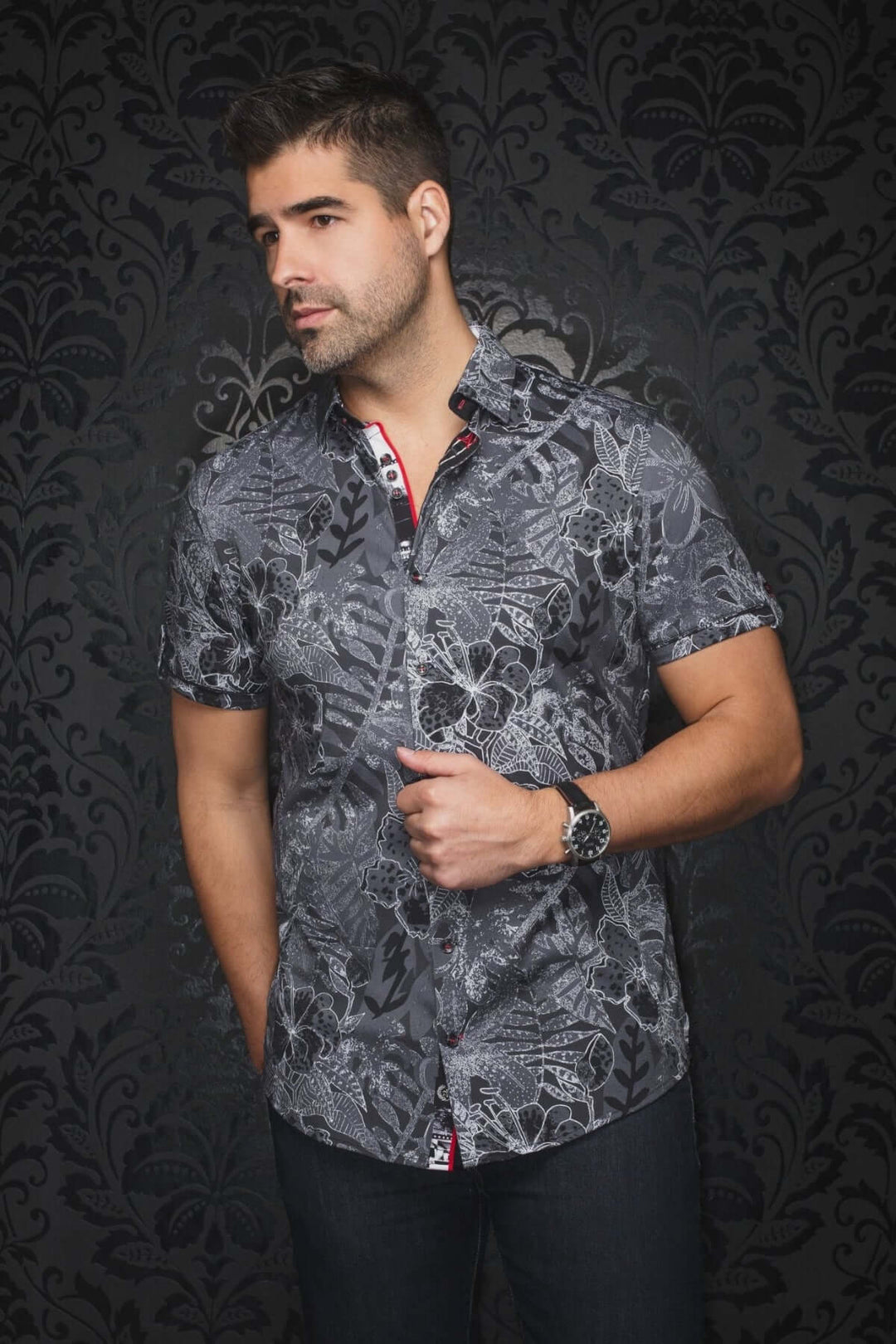 Chemise Ronaldo à manches courtes avec motif floral noir et blanc, détails en rouge, pour un look moderne.