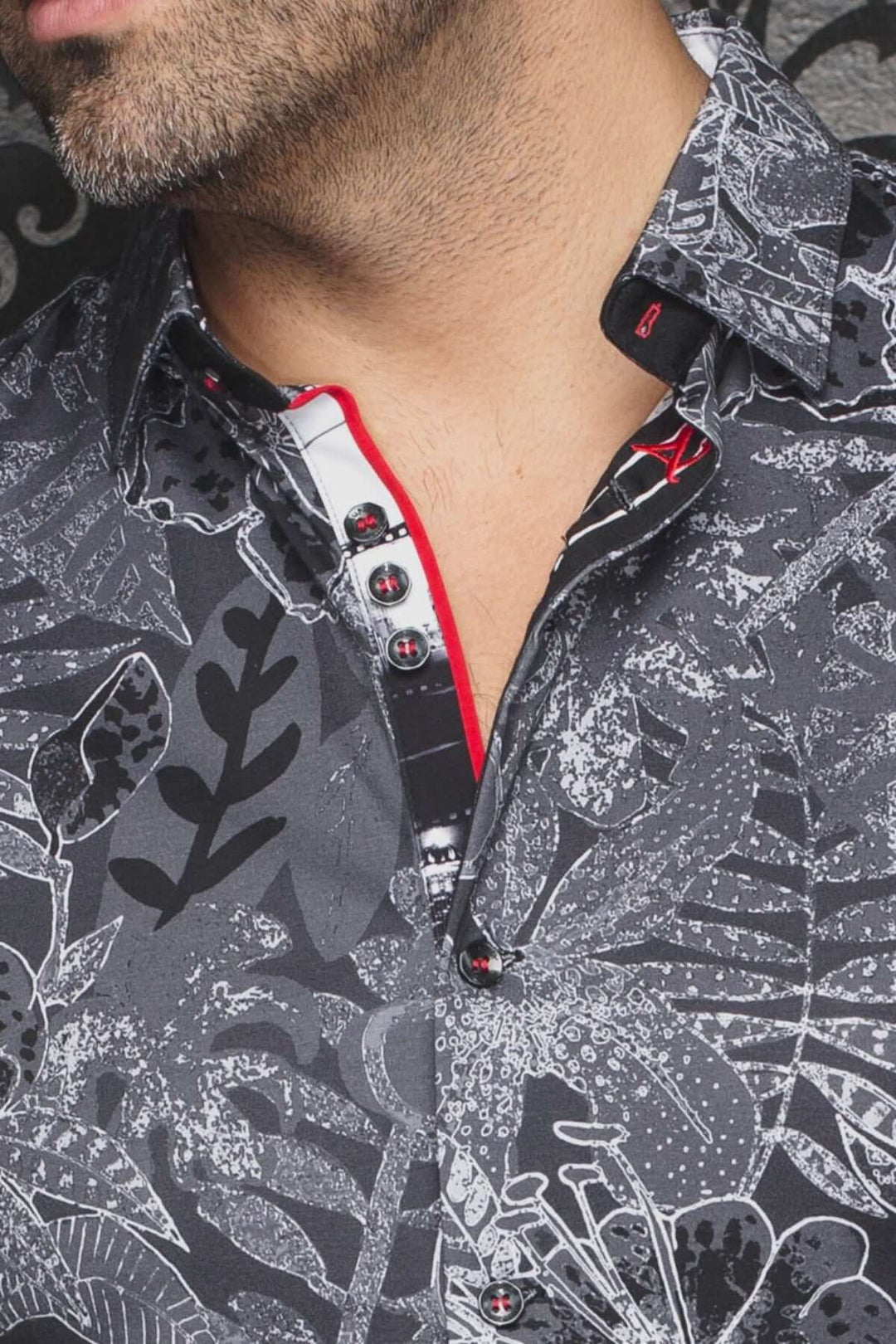 Chemise Ronaldo à manches courtes avec motif floral noir et blanc, détails raffinés et col rouge.