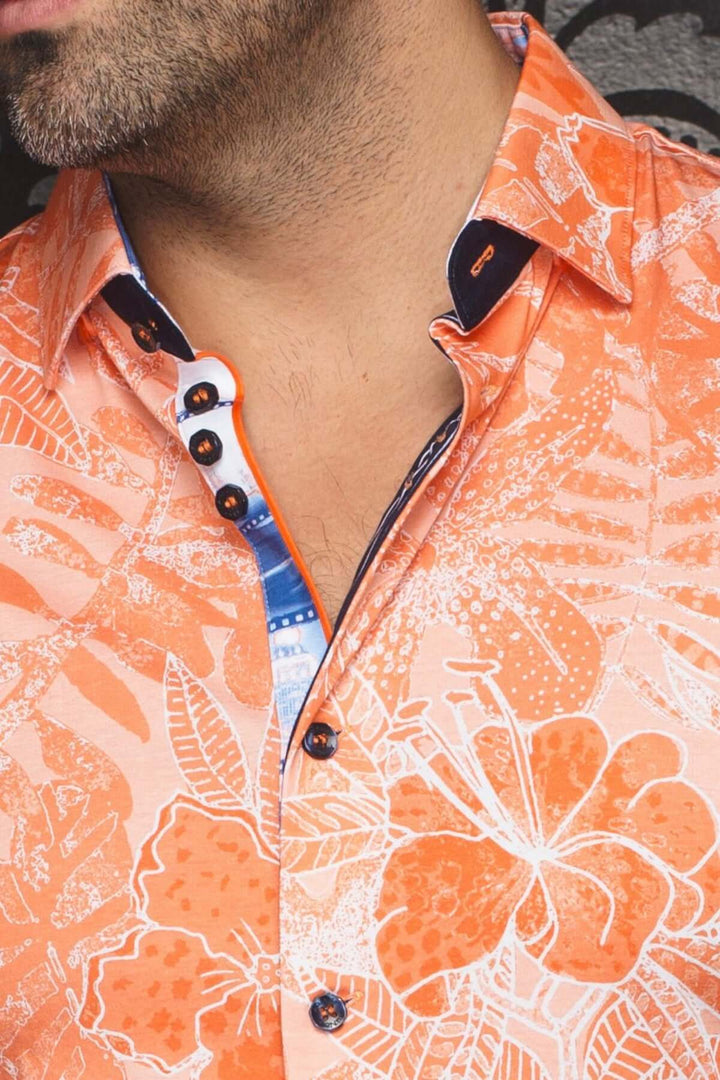 Chemise à manches courtes orange avec imprimé floral, col classique et détails contrastants.
