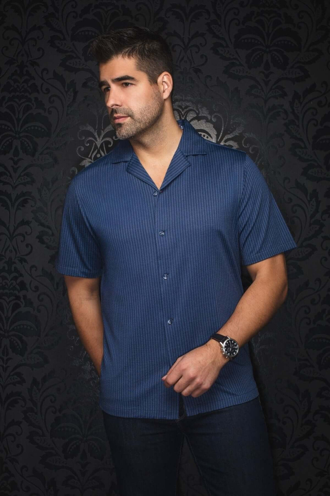 Chemise Waikiki à rayures verticales, col cubain, coupe fluide pour un style chic et décontracté.