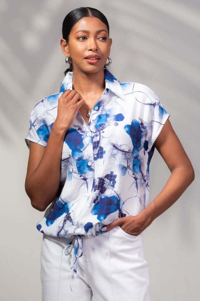 Chemise à col classique à imprimé abstrait bleu avec lien à nouer, style casual et estival.