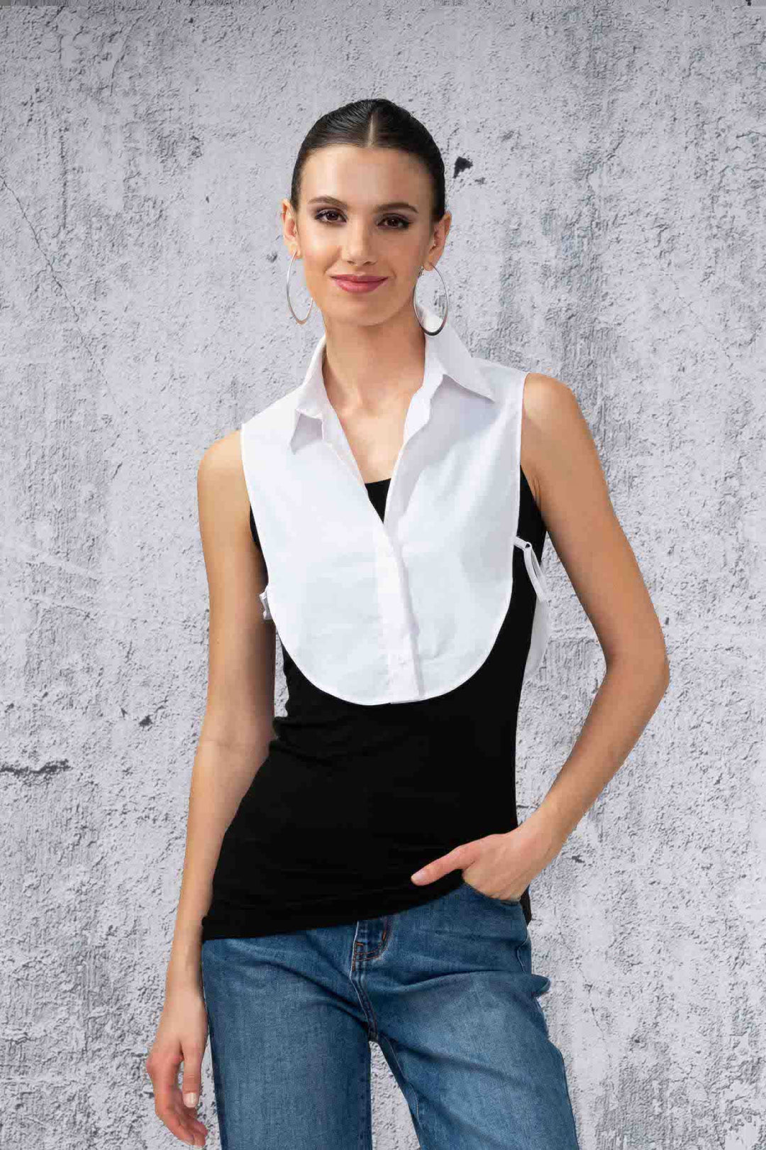 Faux col en coton mélangé porté par une mannequin sur fond gris, accessoire tendance pour rehausser toute tenue.