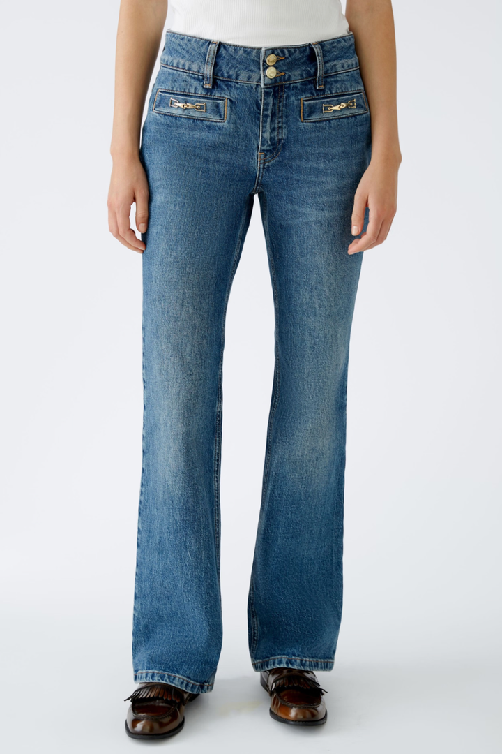 Jean taille mi-haute évasée, denim élastique avec poches déco, coupe extra longue et élégante.