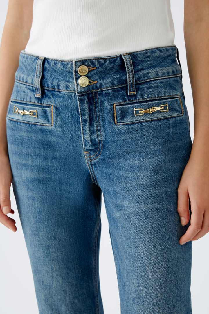 Jean taille mi-haute avec poches passepoilées et décorations en chaîne, coupe évasée, denim élastique.