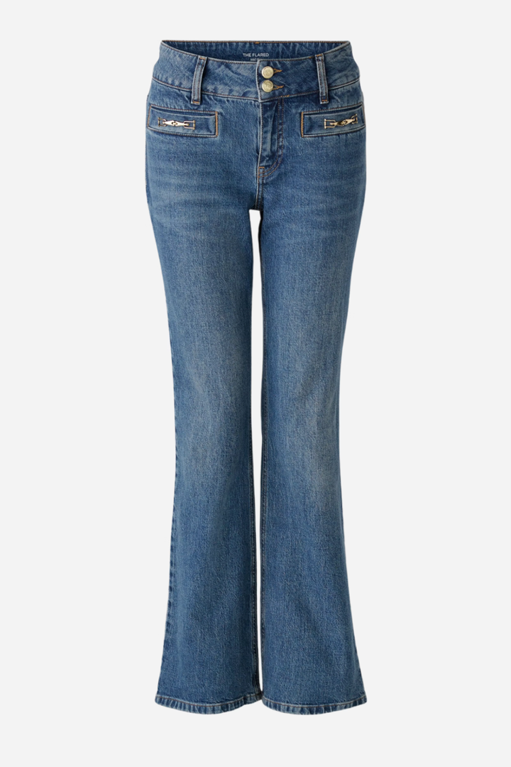 Jean taille mi-haute évasé en denim élastique avec poches passepoilées en métal.