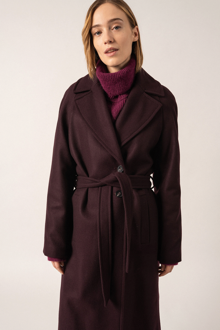 Manteau St-Enora Saint James en laine, coupe élégante, ceinture réglable, couleur bordeaux, longueur 114 cm.