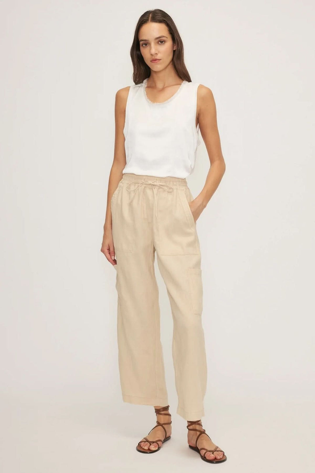 Pantalon James ample et léger, taille élastique, poches utilitaires, parfait pour un look décontracté chic.