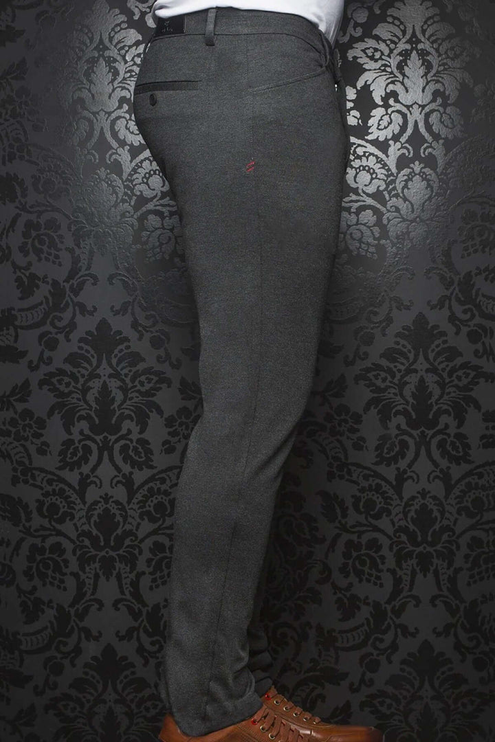 Pantalon de style Magnum gris, coupe ajustée et chic, idéal pour un look décontracté ou habillé.