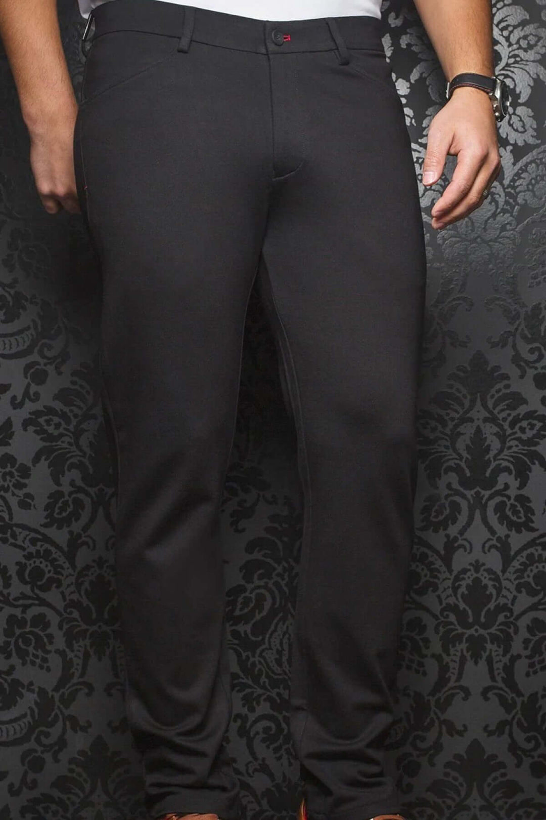 Pantalon de style Magnum, coupe ajustée, en tissu extensible pour un confort quotidien, idéal pour tenues habillées ou décontractées.