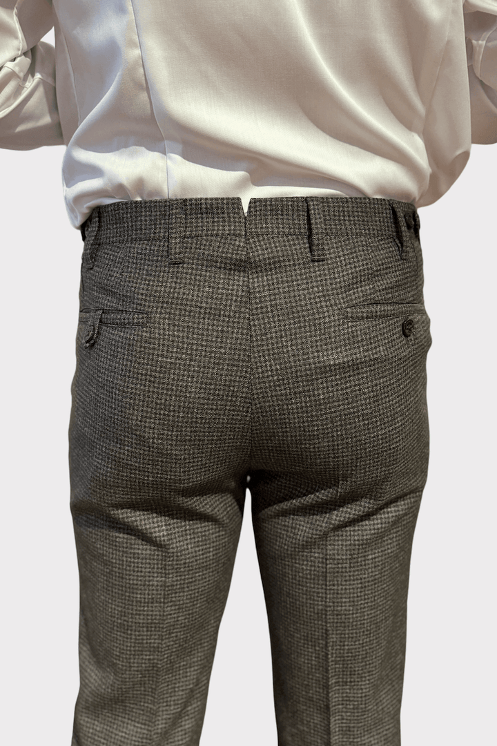Pantalon en laine à carreaux vue arrière, détails raffinés et coupe ajustée pour un style élégant.
