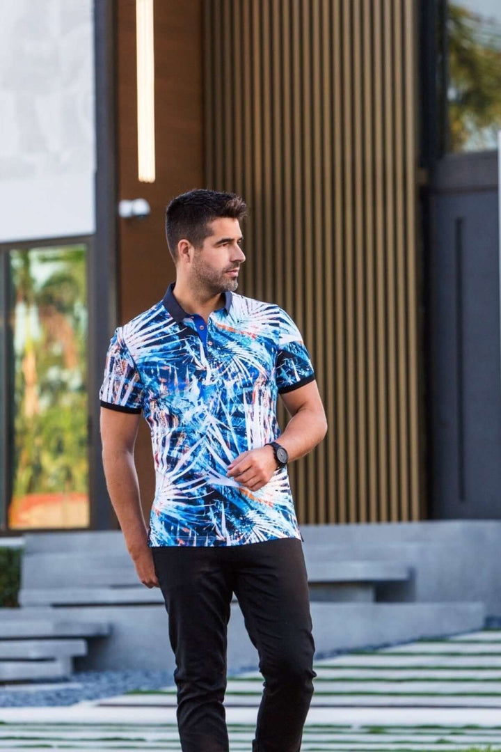 Homme portant un polo à imprimé feuillage audacieux, parfait pour les journées ensoleillées.