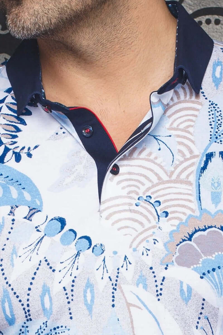 Polo Brixley homme avec motifs floraux en bleu, col contrastant et détails sophistiqués.