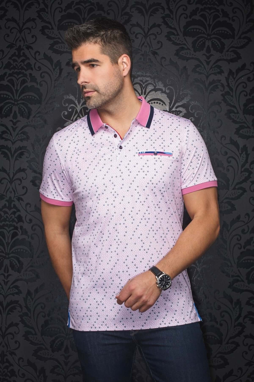 Polo Brylee moderne avec motif géométrique subtil en rose, col contrastant et détails raffinés.
