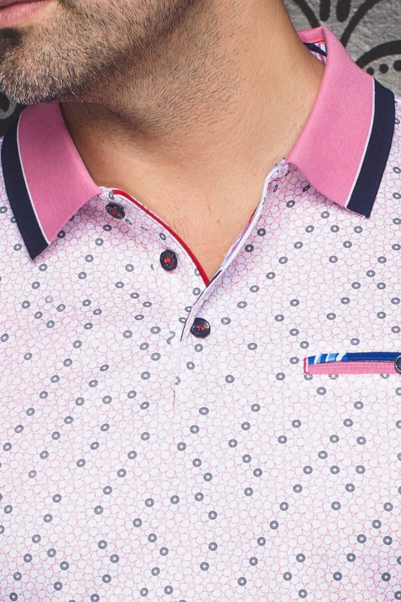 Polo Brylee moderne avec col contrastant et motif géométrique subtil, idéal pour un look soigné.