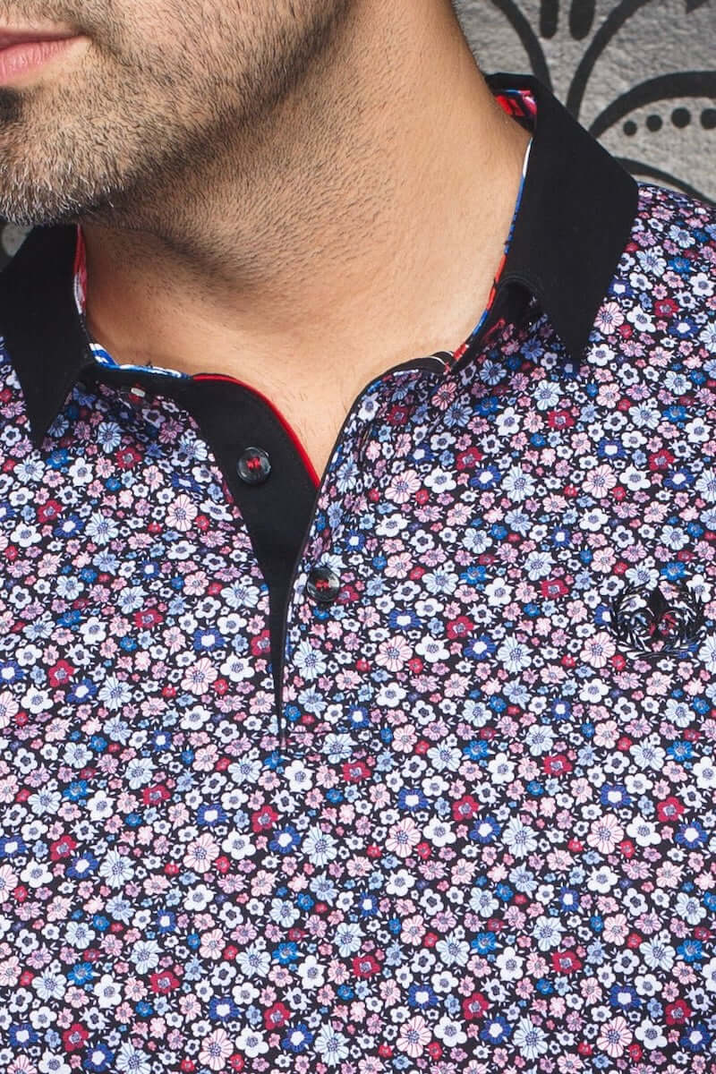 Polo Clorer avec motif floral coloré et col noir, idéal pour un look estival tendance.