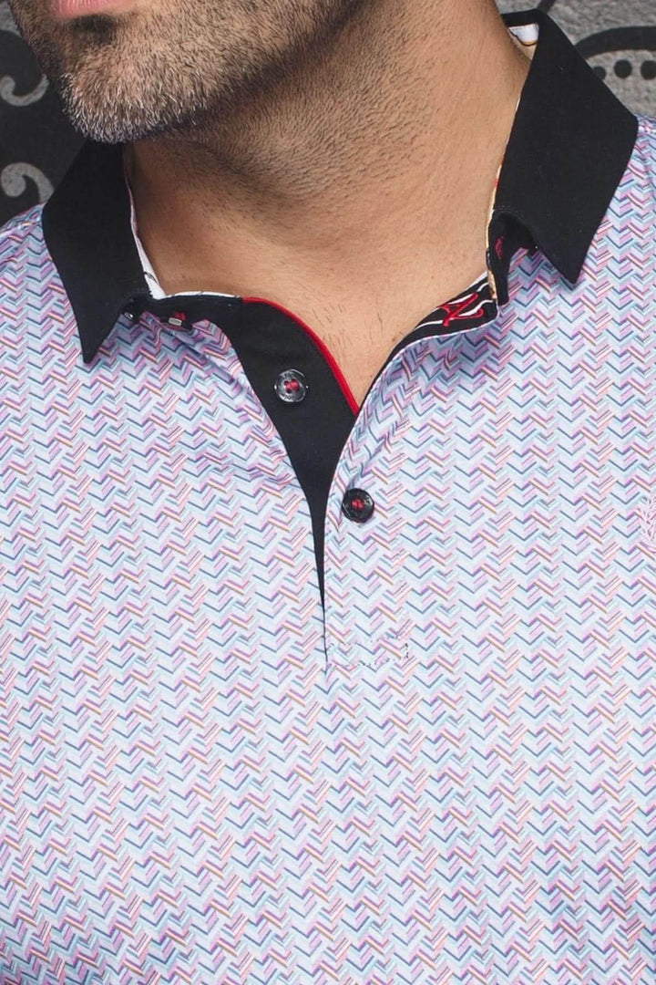 Polo Colter à micro-motif géométrique avec col noir et boutons contrastants, parfait pour un look décontracté chic.