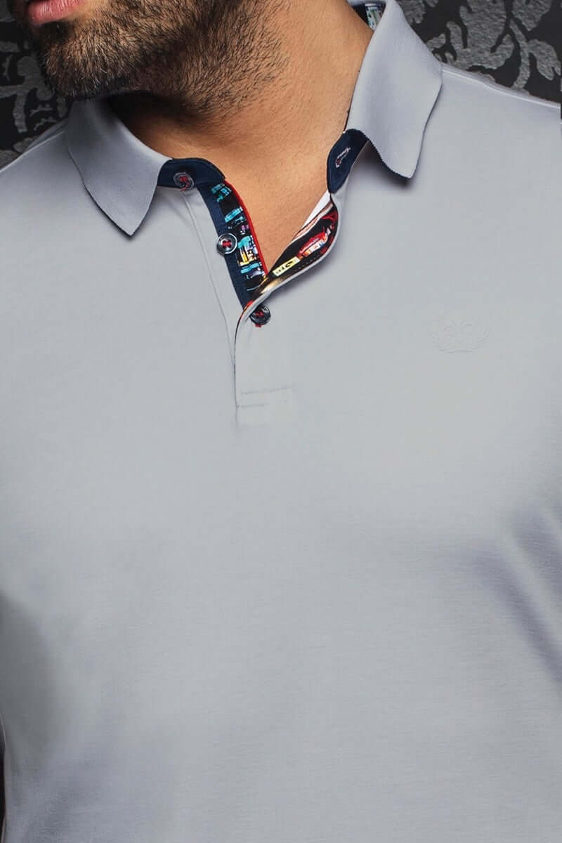 Polo moderne gris avec col structuré et patte de boutonnage contrastante, pour un look estival élégant.