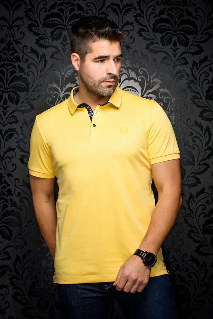 Polo homme jaune, col polo, broderie discrète, style élégant avec finitions de qualité.