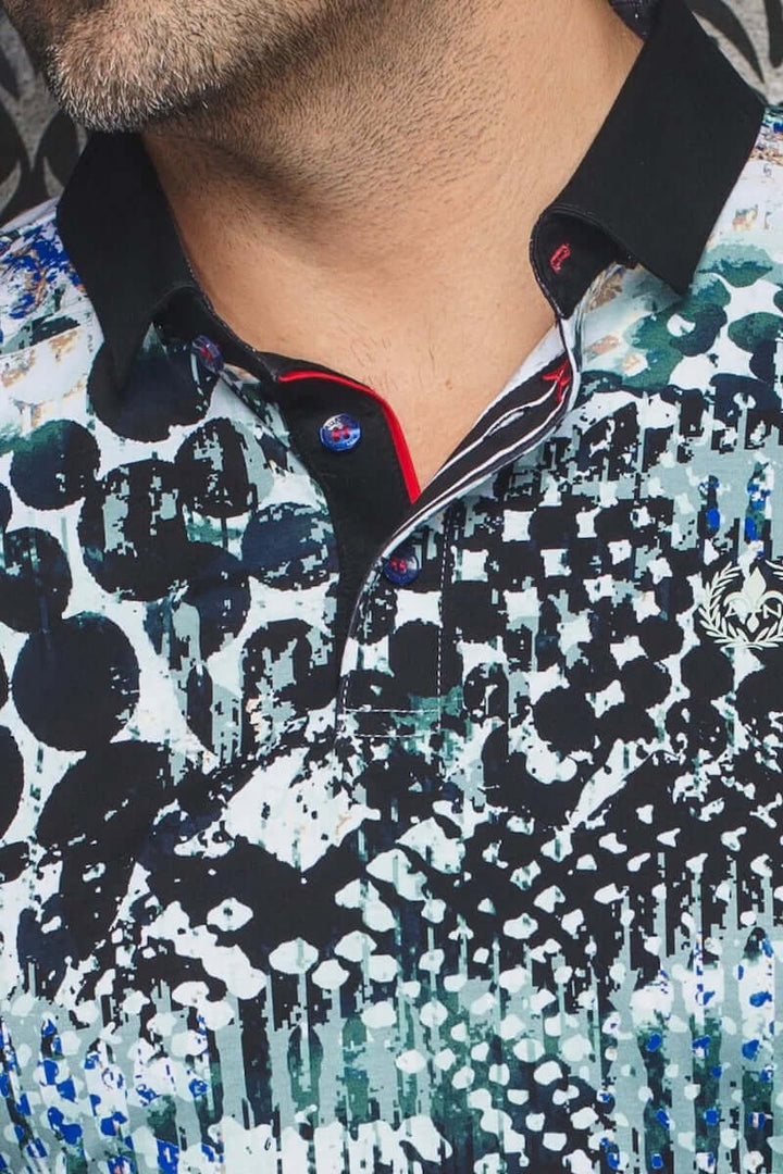 Polo Harper avec imprimé abstrait coloré, col noir et détails rouges, parfait pour un look moderne et vibrant.