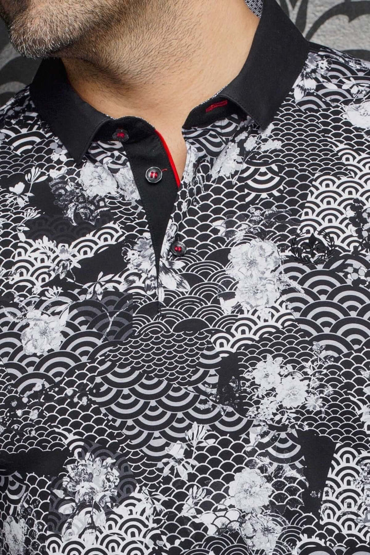 Polo Katsura à manches courtes avec imprimé noir et blanc inspiré de motifs japonais, col contrastant et détails raffinés.
