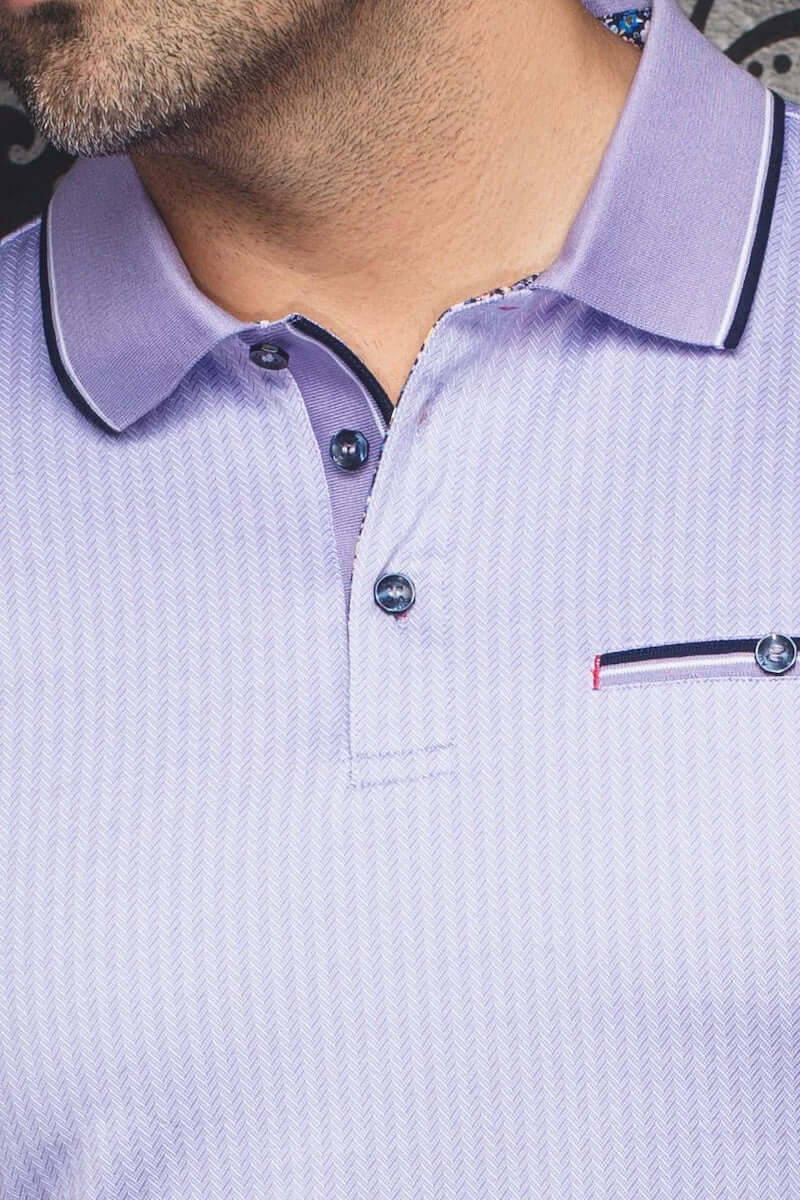 Polo raffiné Mayberry violet avec motif chevron et détails contrastants élégants.