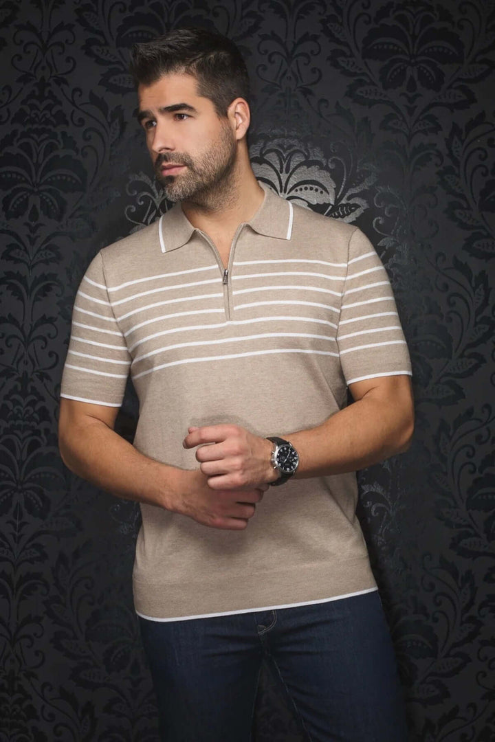 Polo Oban beige à rayures blanches, col zippé, style décontracté et élégant, porté avec jeans.