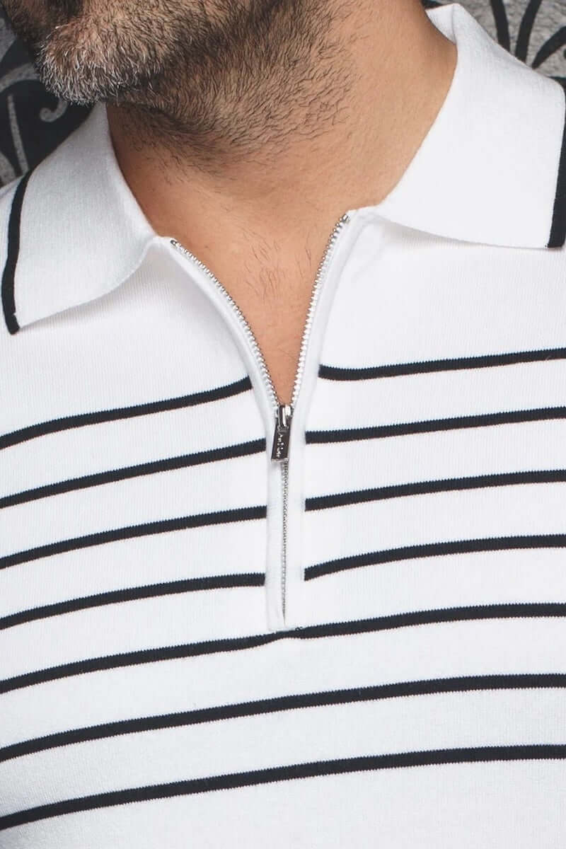 Polo Oban en tricot blanc avec rayures noires et col zip, parfait pour l'été et le confort.