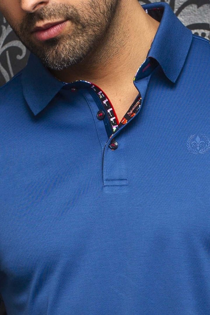 Polo de style Eagle en bleu, avec col contrastant et patte à trois boutons, parfait pour un look casual élégant.