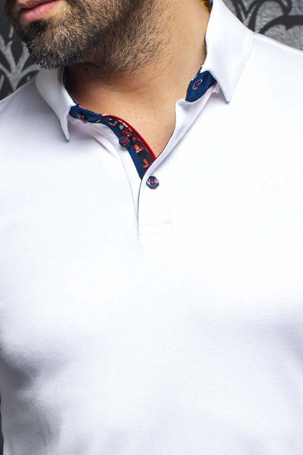 Polo de style Falcon à manches longues avec col contrastant et finitions haut de gamme, offrant un look contemporain.