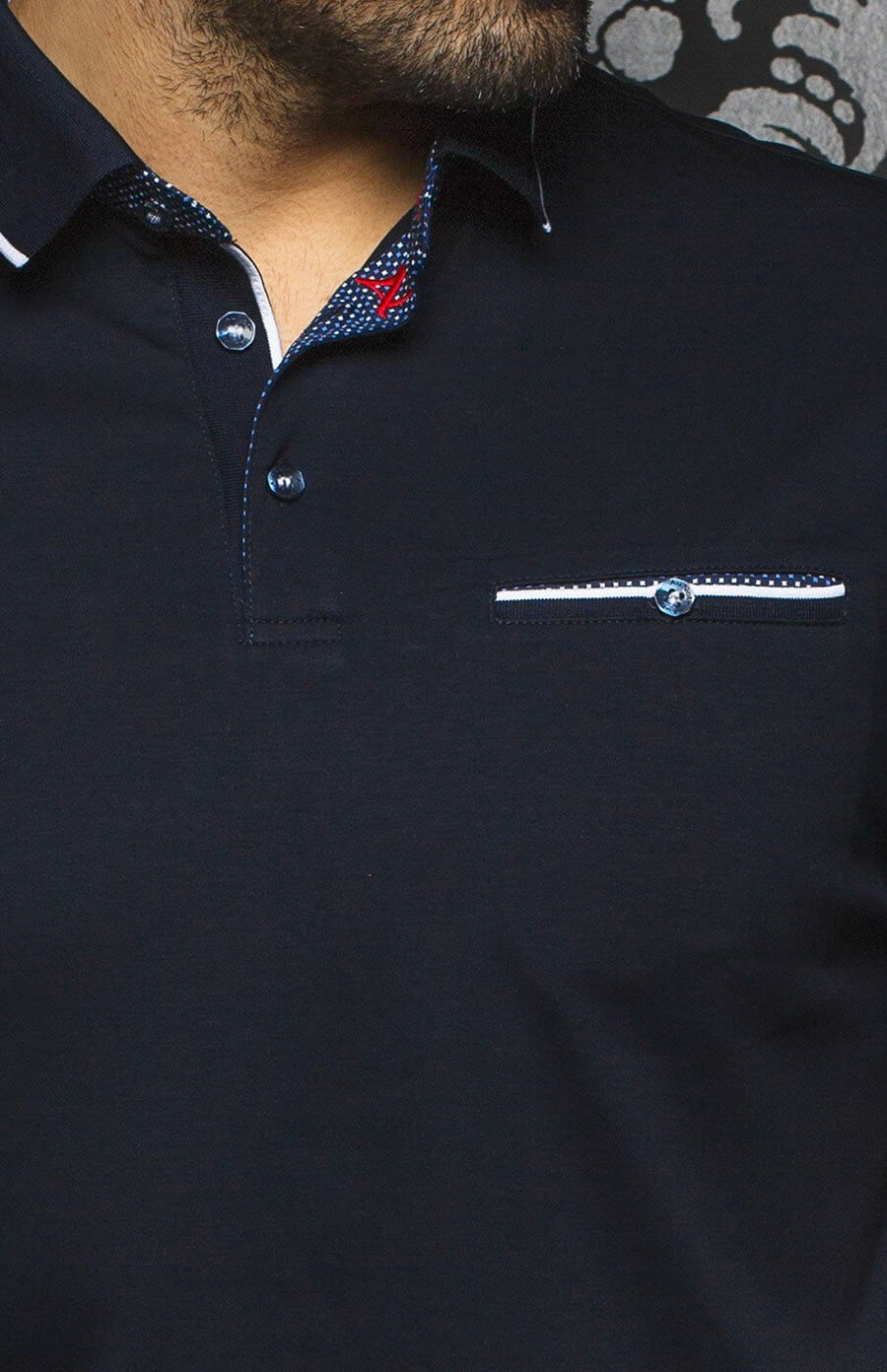 Polo élégant à manches courtes avec détails contrastants, col et poche poitrine factice.