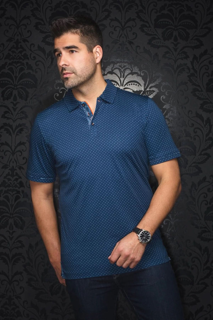 Homme portant un polo à motif discret bleu, avec col structuré et finitions contrastantes.