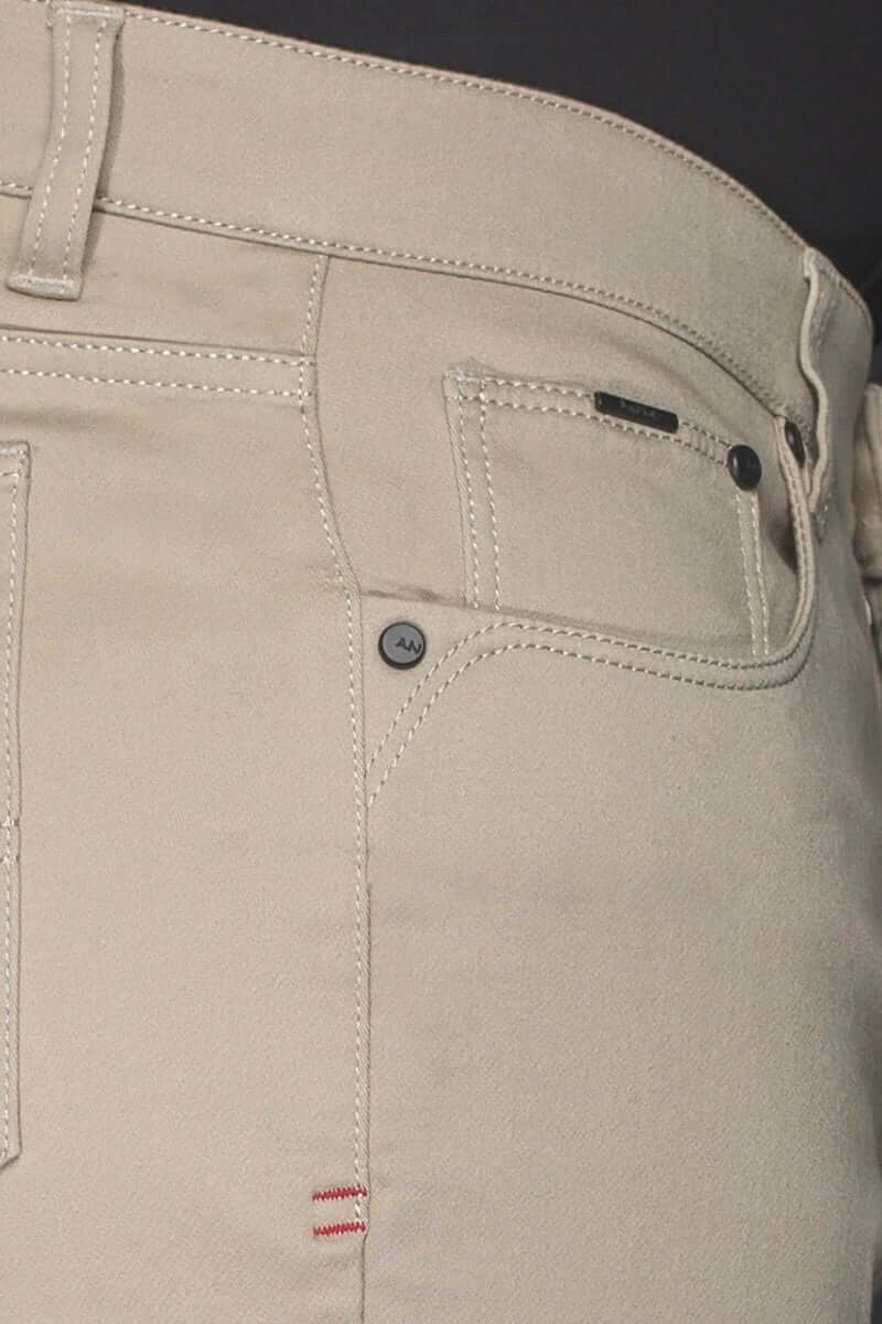 Détails des shorts Jay en denim moderne, incluant poches et coutures contrastantes.