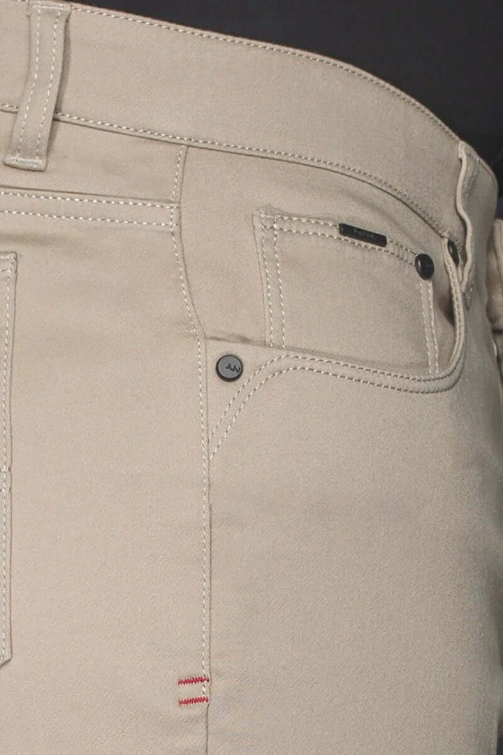 Détails des shorts Jay en denim moderne, incluant poches et coutures contrastantes.