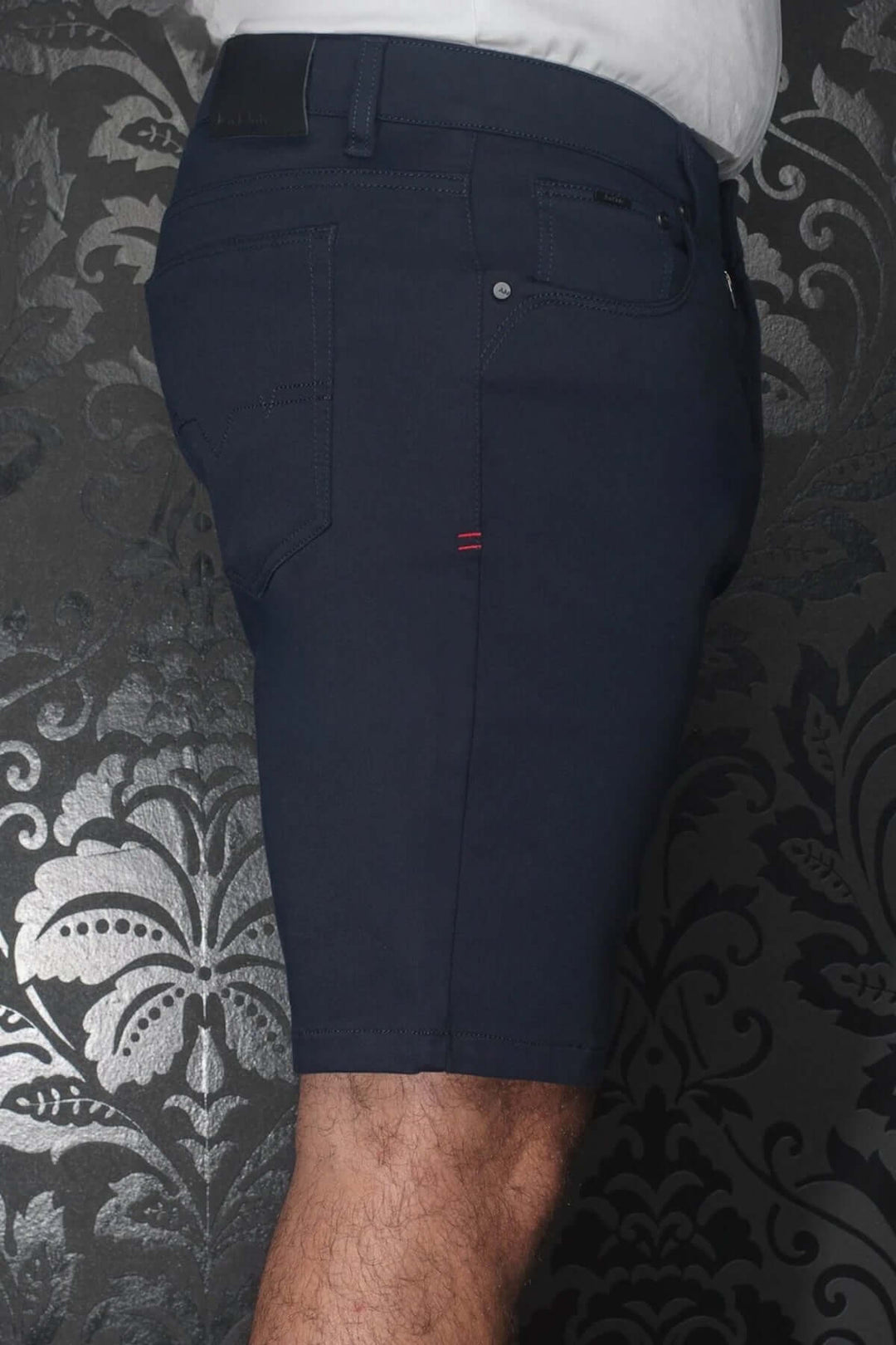 Shorts Jay modernes en denim, coupe ajustée, couleur marine, détails élégants et confortables.