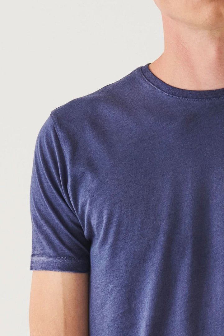 T-shirt léger à col rond, texture douce et légèrement satinée, idéal pour l'été.