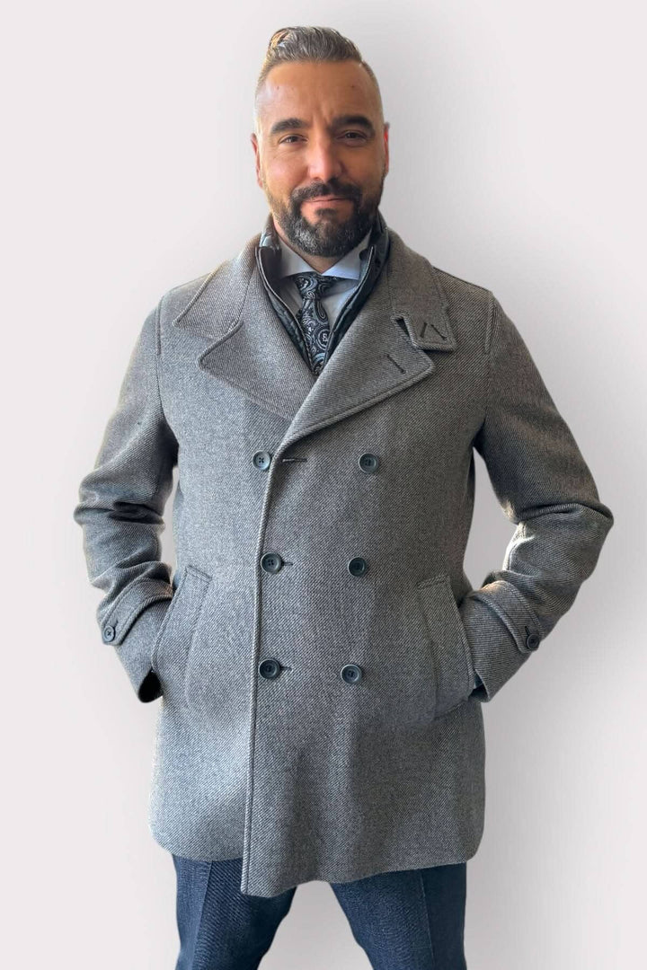 Homme portant un manteau caban doublé gris avec col à encoches et double boutonnage, élégant pour l'hiver.